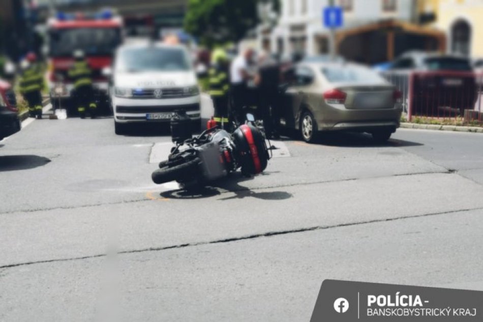 V OBRAZOCH: Pri dopravnej nehode sa zranil motorkár