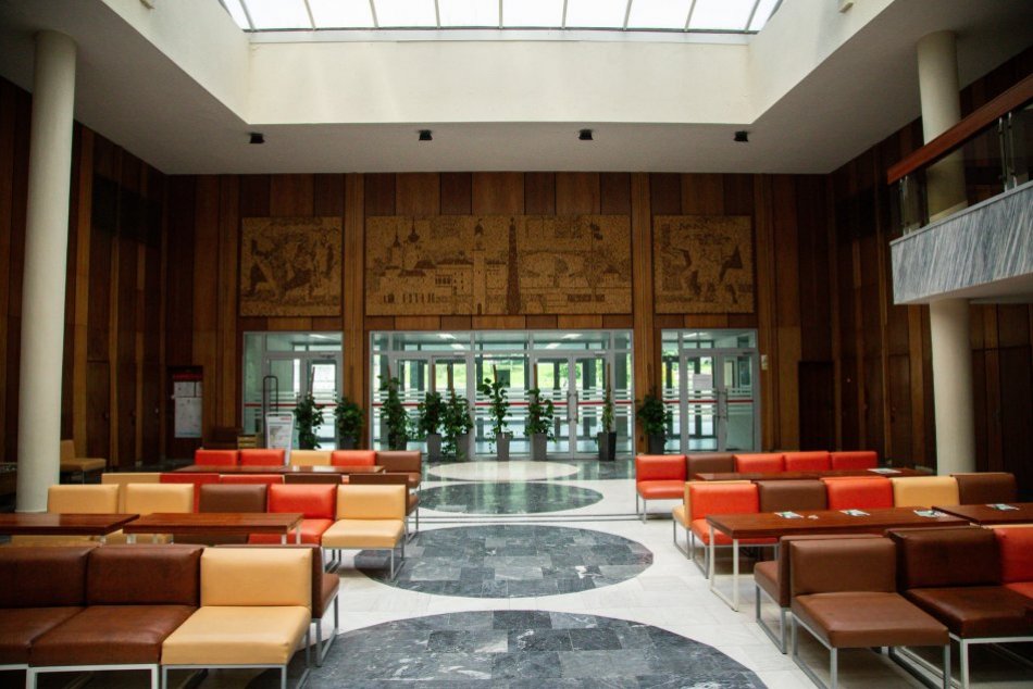 V OBRAZOCH: Návštevnú halu bystrickej nemocnice uzavreli