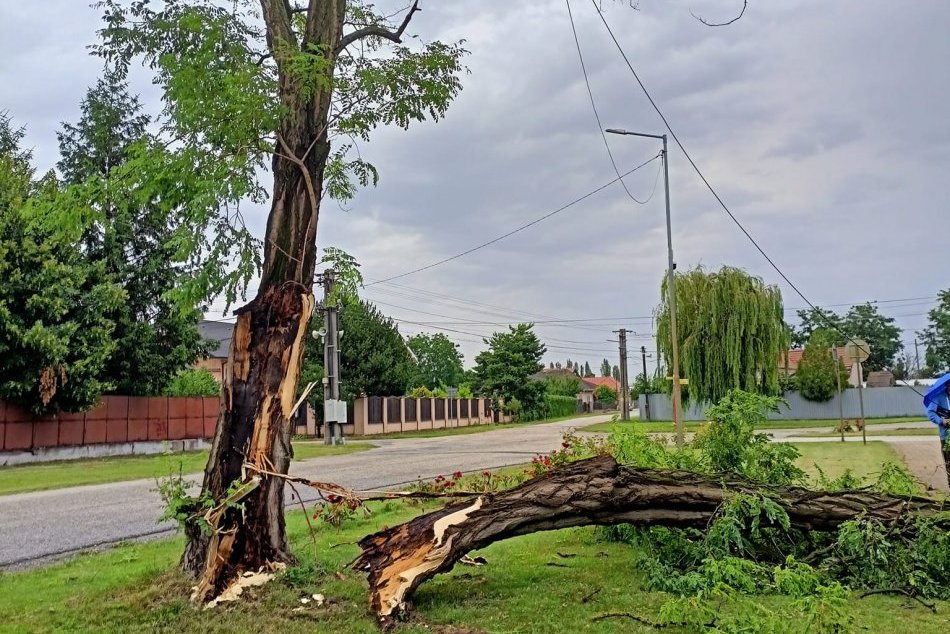 Búrky spôsobili škody aj v obci Imeľ