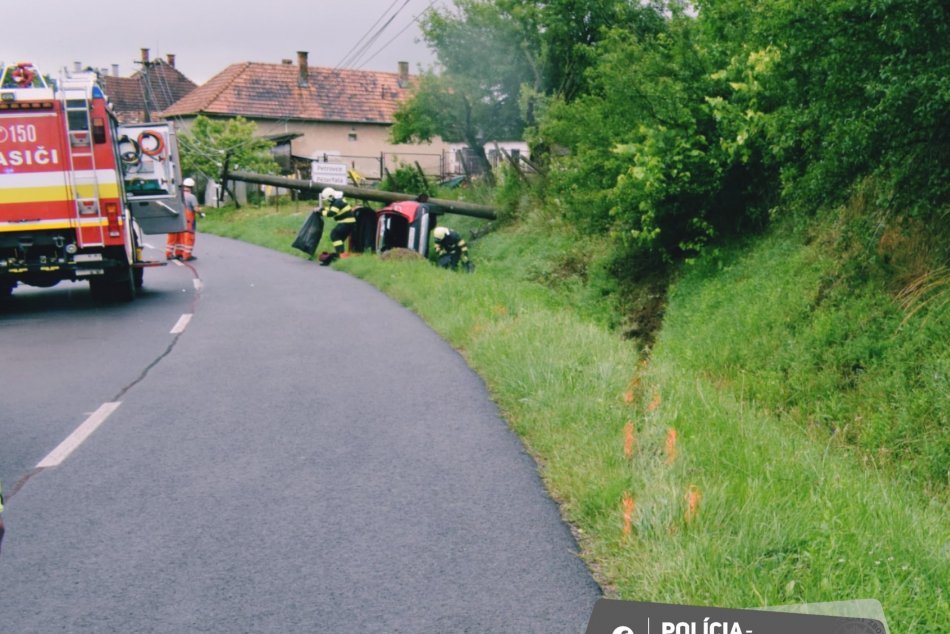 V OBRAZOCH: Auto skončilo po nehode pod elektrickým stĺpom