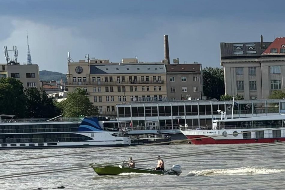Bez záchranných viest sa preháňali po rozvodnenom Dunaji