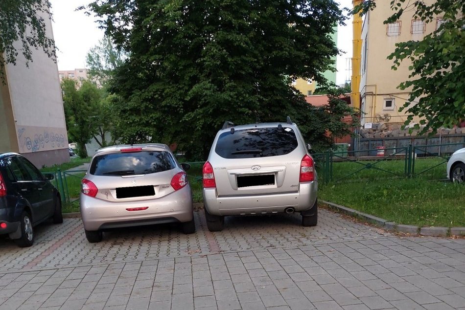 Parkovanie niektorých vodičov v Poprade nemá obdobu ani logiku