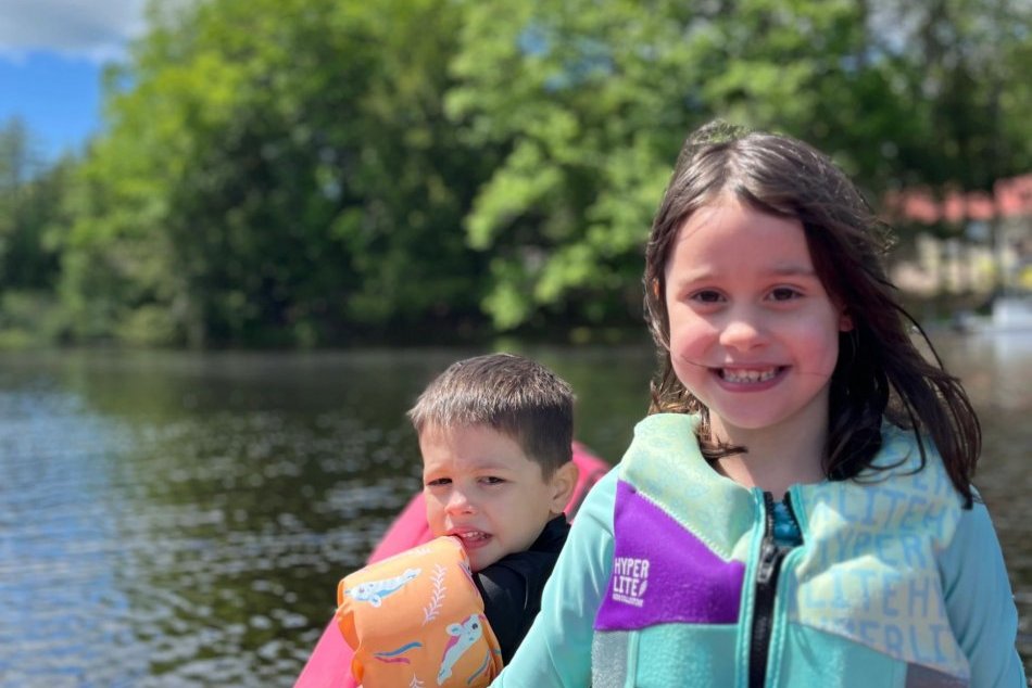 Úlomok bedmintonovej rakety prerazil dievčatku lebku