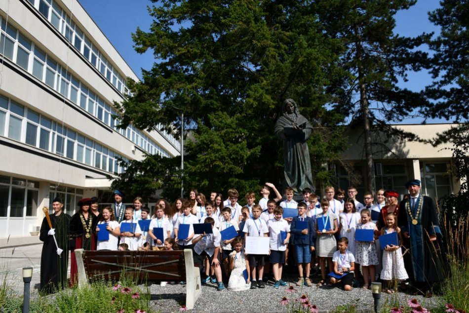 V OBRAZOCH: Promóciou ukončilo detskú univerzitu v Banskej Bystrici 43 detí