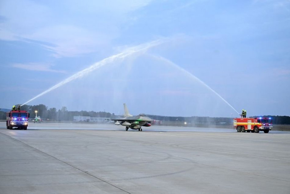 Ceremoniál pri príležitosti príletu dvoch slovenských stíhačiek F-16