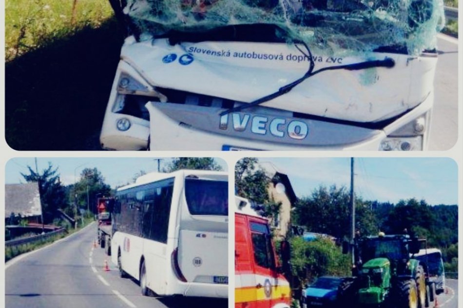 V OBRAZOCH: Nehoda autobusu a traktora na Horehroní