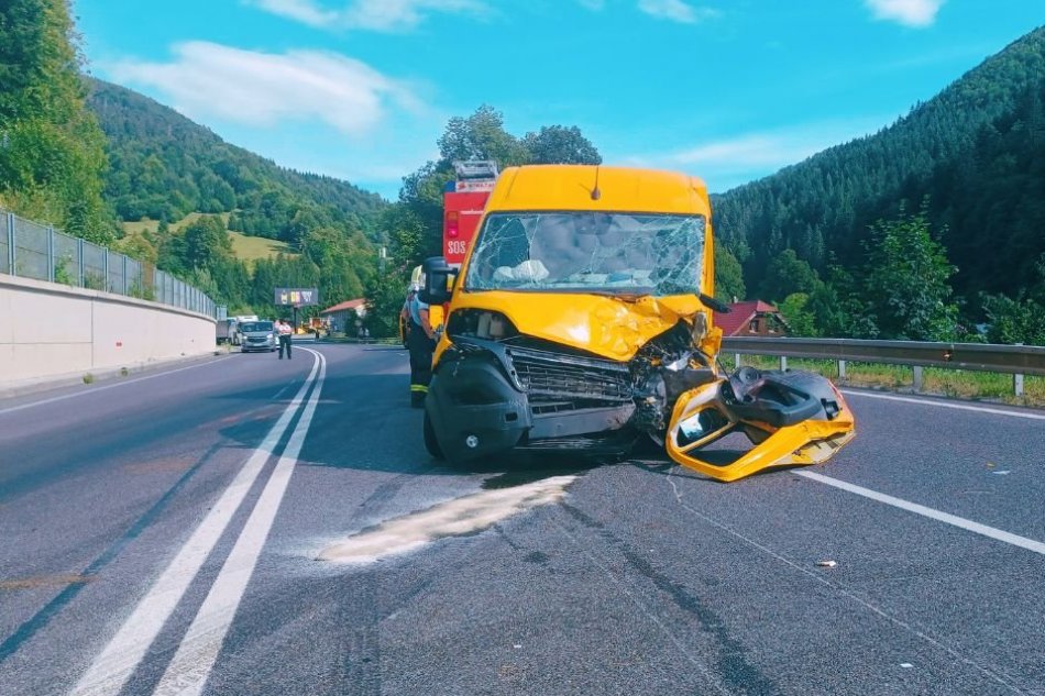 V OBRAZOCH: Vážna nehoda dodávok na Donovaloch