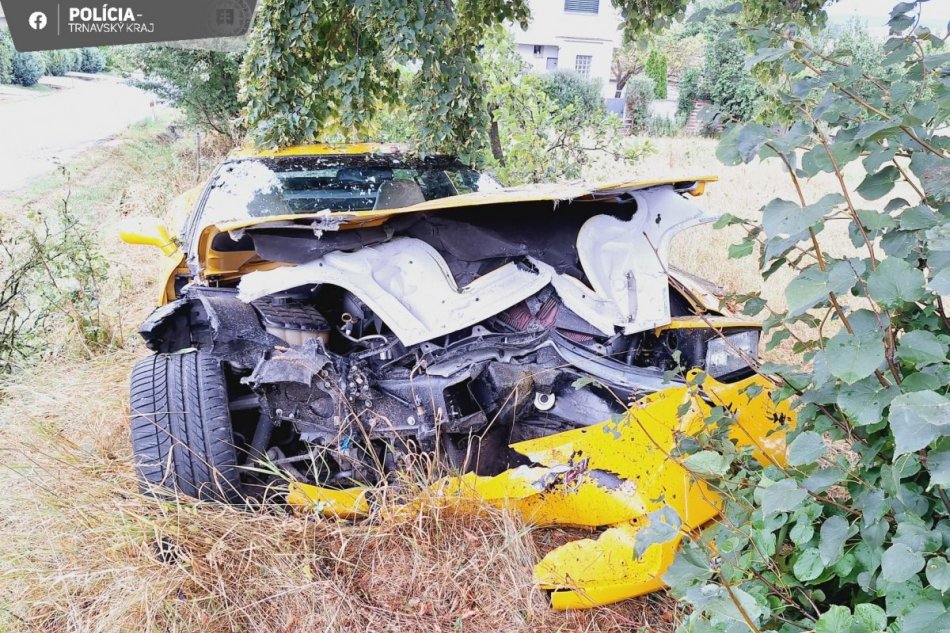Vodič na Záhorí rozmlátil športové auto o strom