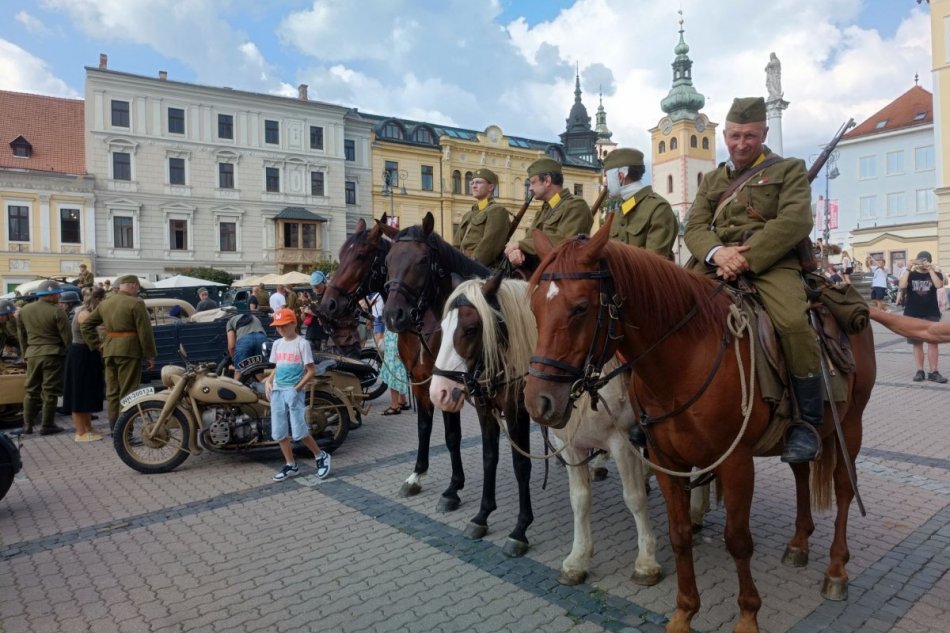 V OBRAZOCH: Centrom Banskej Bystrice prešla kolóna historický vozidiel