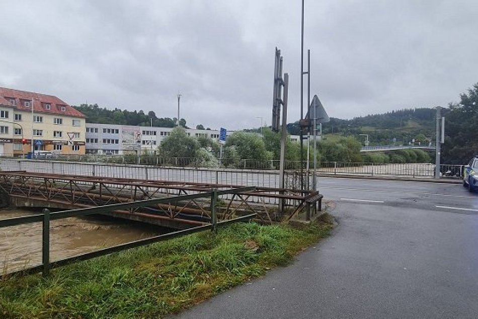 V Čadci stúpla hladina vody, problémy majú aj iné mesta na západe