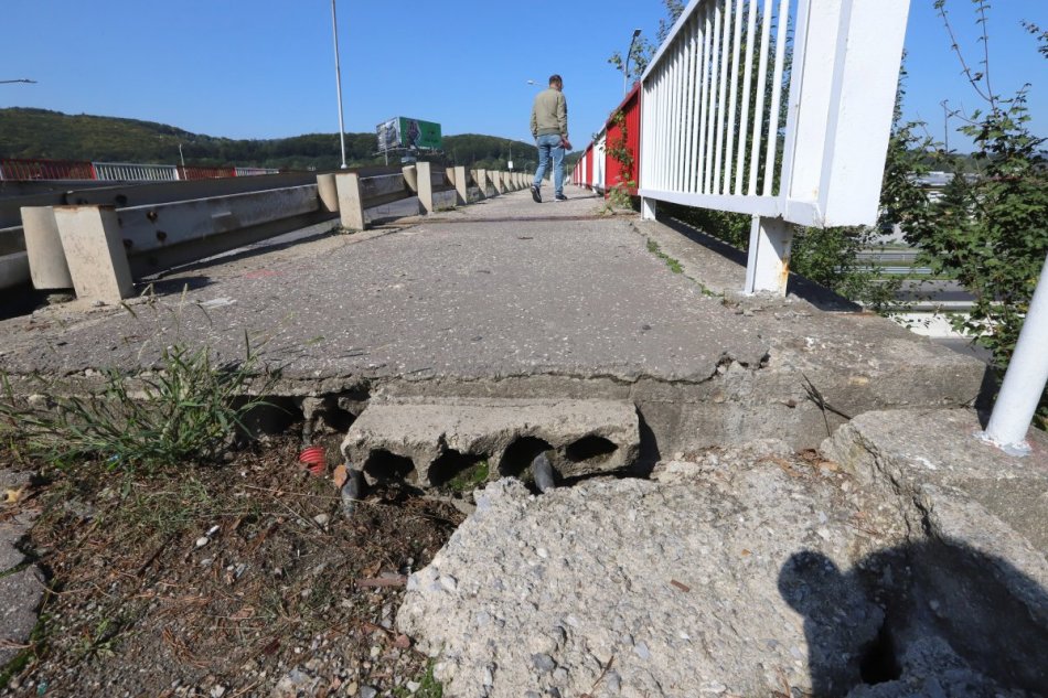 V OBRAZOCH: Most ponad R1 pri vstupe do Bystrice pre havarijný stav uzavreli