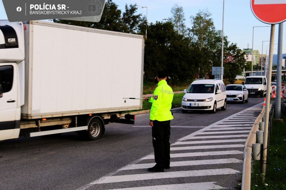 OBRAZOM: Pre uzáveru mosta a R1 sa na križovatkách strieda vyše 100 policajtov