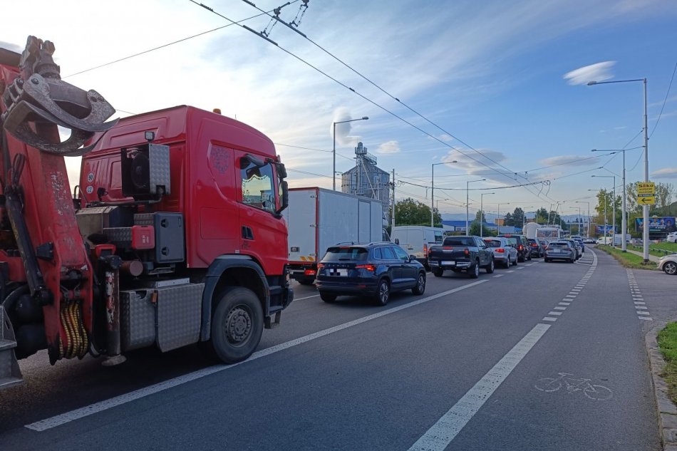 OBRAZOM: V Bystrici sa pre uzavretý most tvoria kolóny, premávku riadi polícia