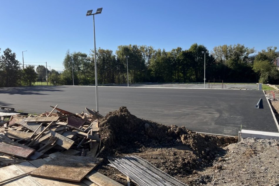 V OBRAZOCH: Výstavba skateparku a hokejbalového ihriska napreduje