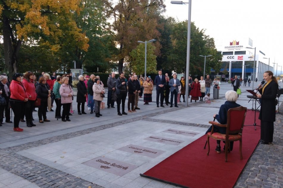 V OBRAZOCH: Odhalili spomienkovú dlaždicu venovanú M. Matrtajovej