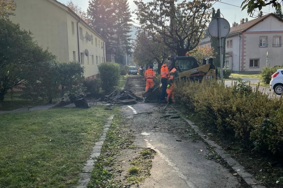 V OBRAZOCH: Chodník na najkrajšej ulici v Bystrici prechádza obnovou