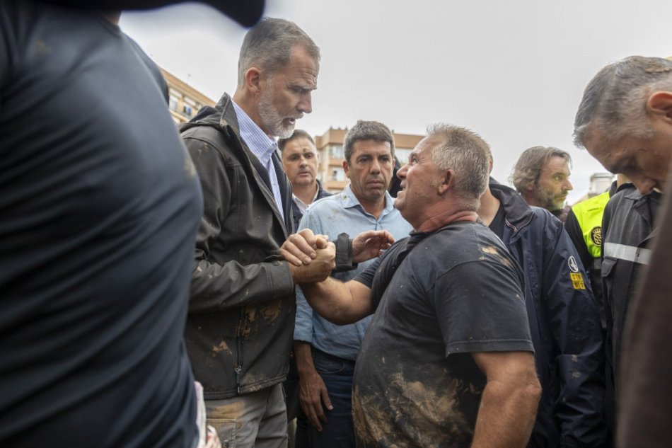 Hnev ľudí si odniesol kráľ Filip, hádzali naňho blato