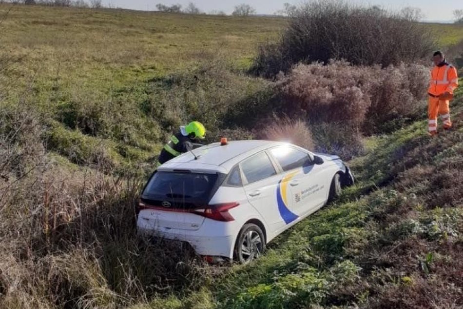 V OBRAZOCH: Do vozidla cestárov narazilo auto