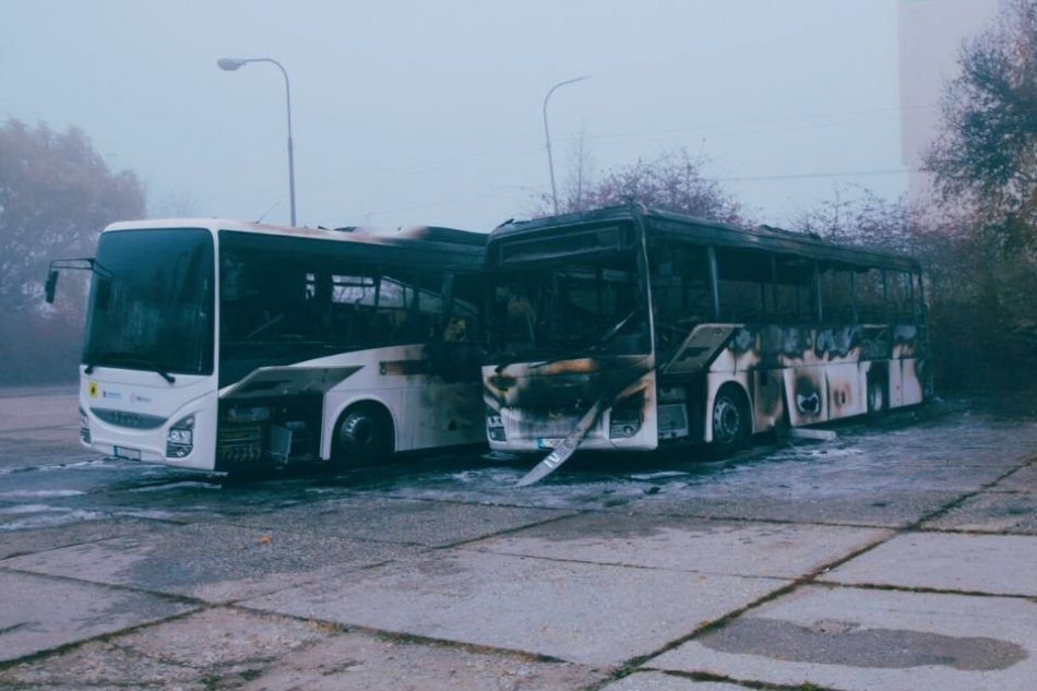 V OBRAZOCH: Požiar autobusov v Poltári