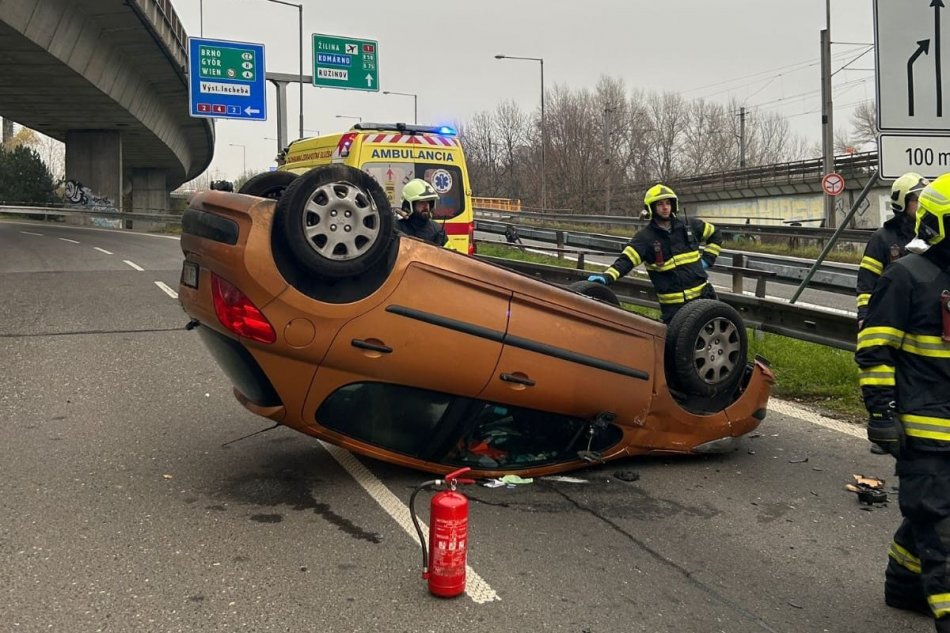 Auto sa v Petržalke po náraze do lampy prevrátilo na strechu