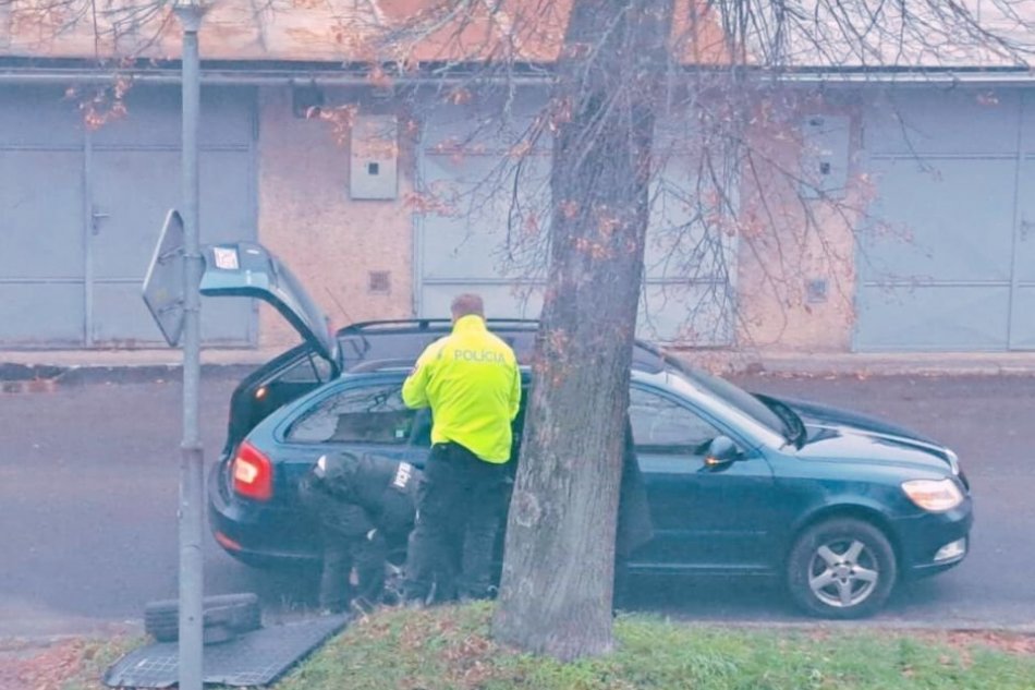 V OBRAZOCH: Policajti pomohli vodičke s výmenou kolesa