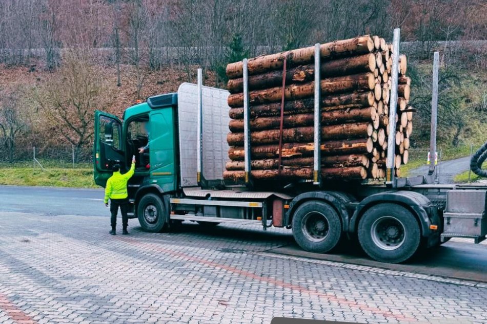 V OBRAZOCH: Policajti v Uľanke kontrolovali kamióny