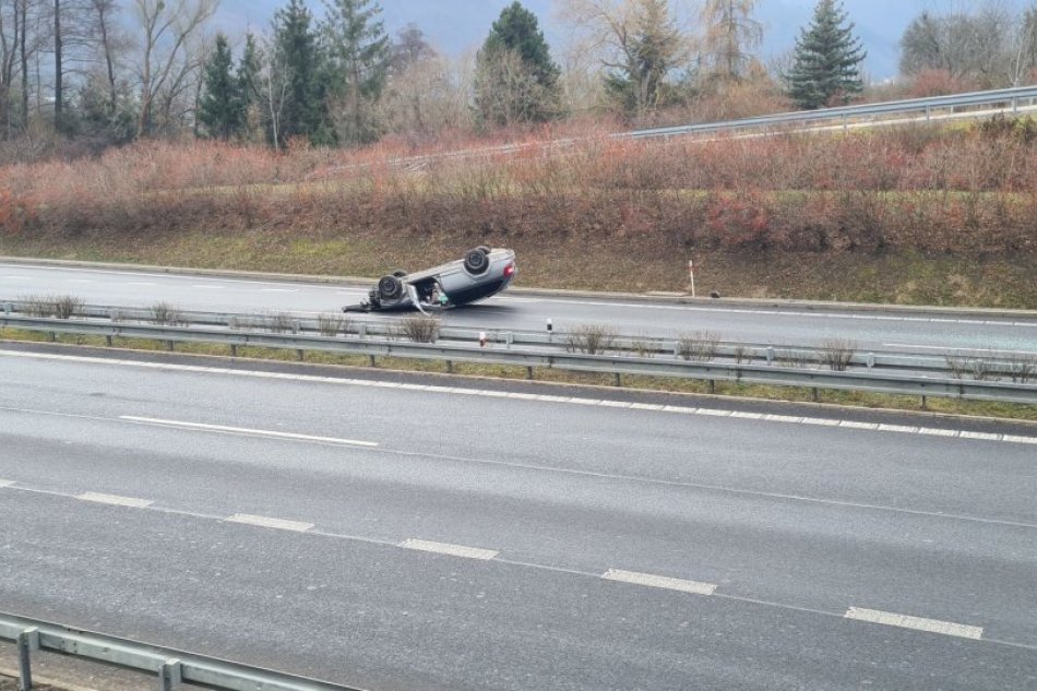 Pri nehode na R1 skončilo auto na streche