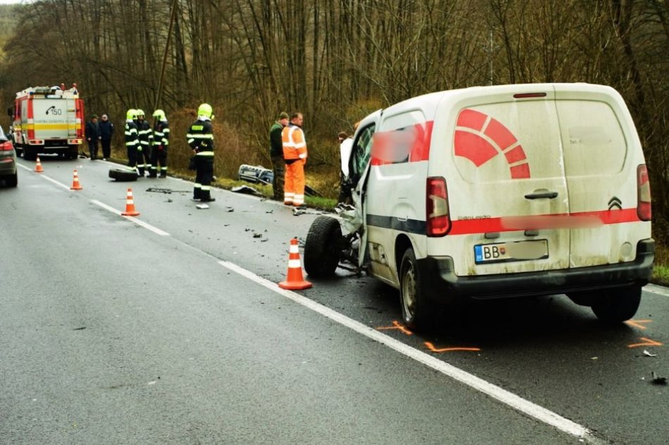 V OBRAZOCH: Čelná zrážka dostala vodiča do nemocnice