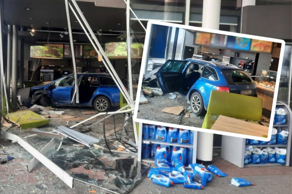 Auto vletelo do predajne na čerpacej stanici