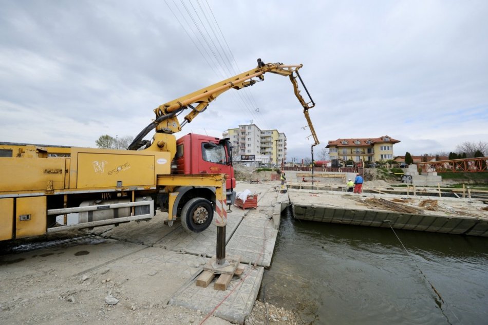 Práce na novom premostení Malého Dunaja