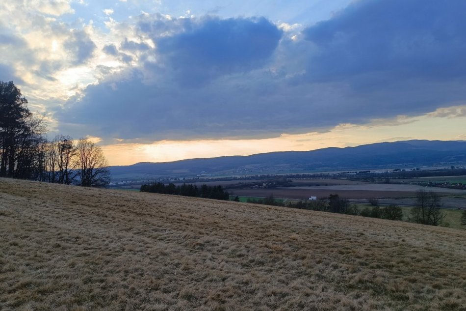 V OBRAZOCH: Posedenie s altánkom a výhľadom nad Veľkou Lúkou