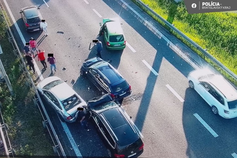 Nehoda pred začiatkom Bratislavy, zrazilo sa 6 áut