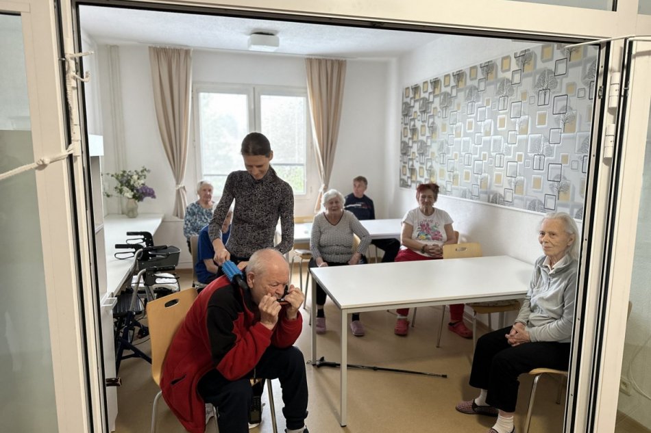 V OBRAZOCH: Opatrovateľky seniorov zastupujú študenti