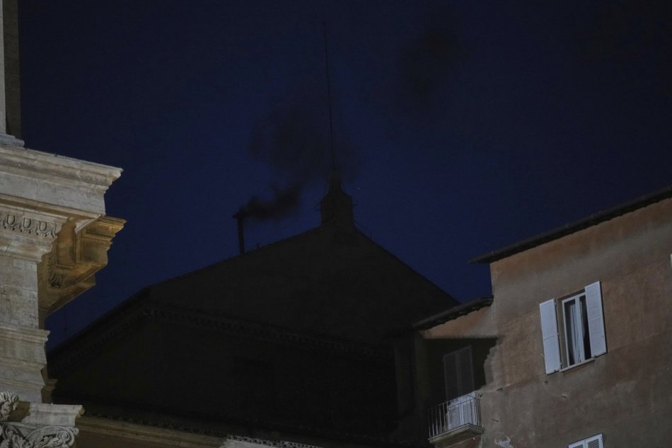 Veriaci vo Vatikáne čakajú na dym zo Sixtínskej kaplnky