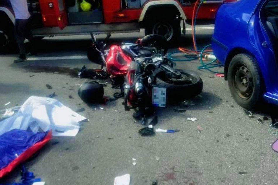 V OBRAZOCH: Zrážka auta s motocyklom si vyžiadala troch zranených