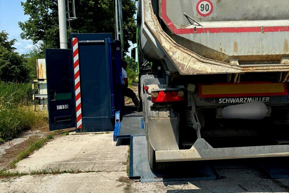 V OBRAZOCH: Dopravní policajti kontrolovali na nákladné vozidlá