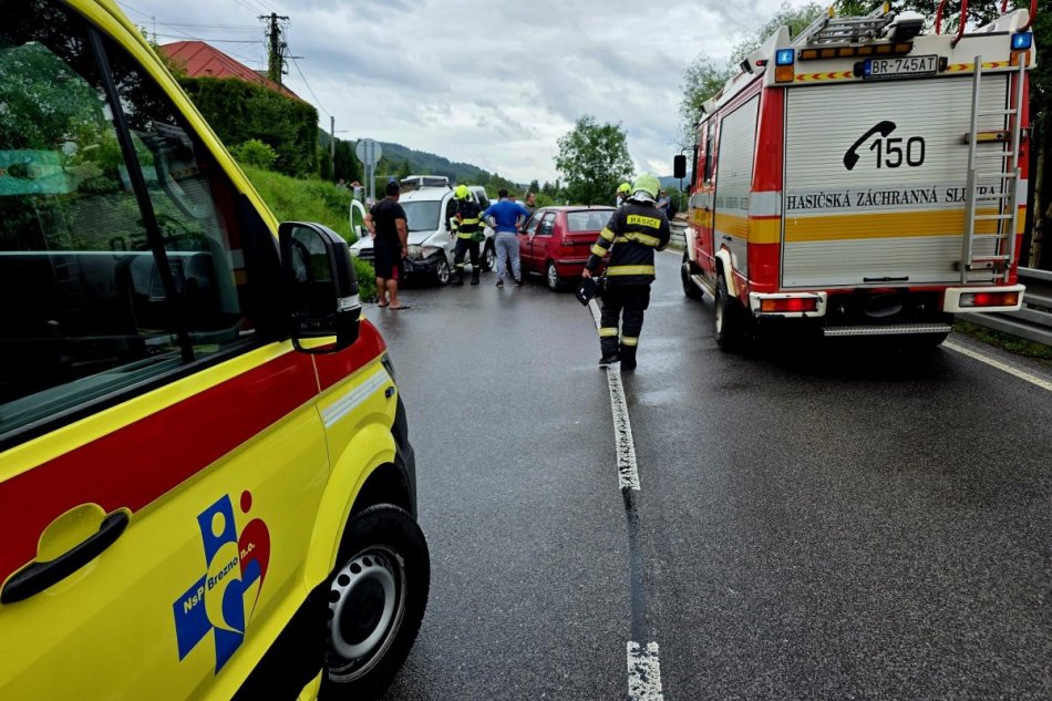 V OBRAZOCH: Dopravná nehoda v obci Beňuš