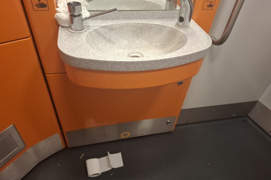 Diskomfort na toalete v novom vlaku na východe