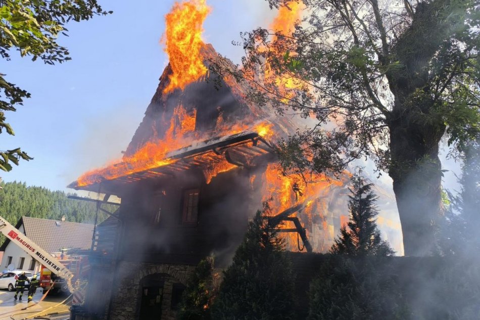 Požiar zničil penzión Jánošíkov dvor v Zázrivej