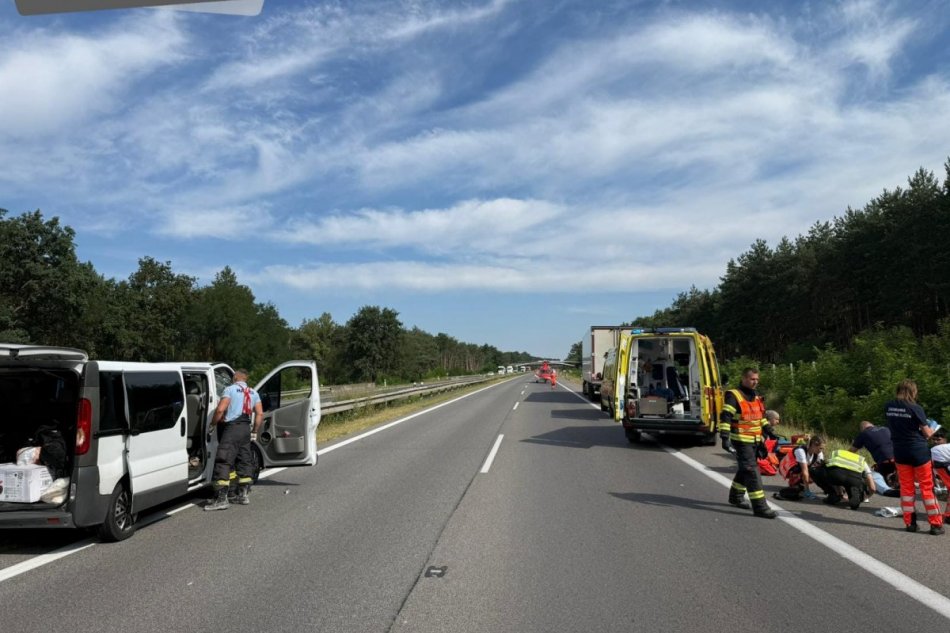 Po nehode kamióna a auta na D2 je diaľnica neprejazdná