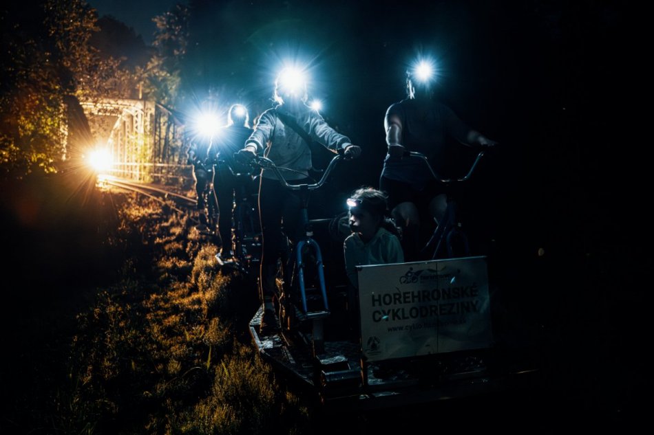 V OBRAZOCH: Hviezdne jazdy cyklodrezinami a Astrovlakom