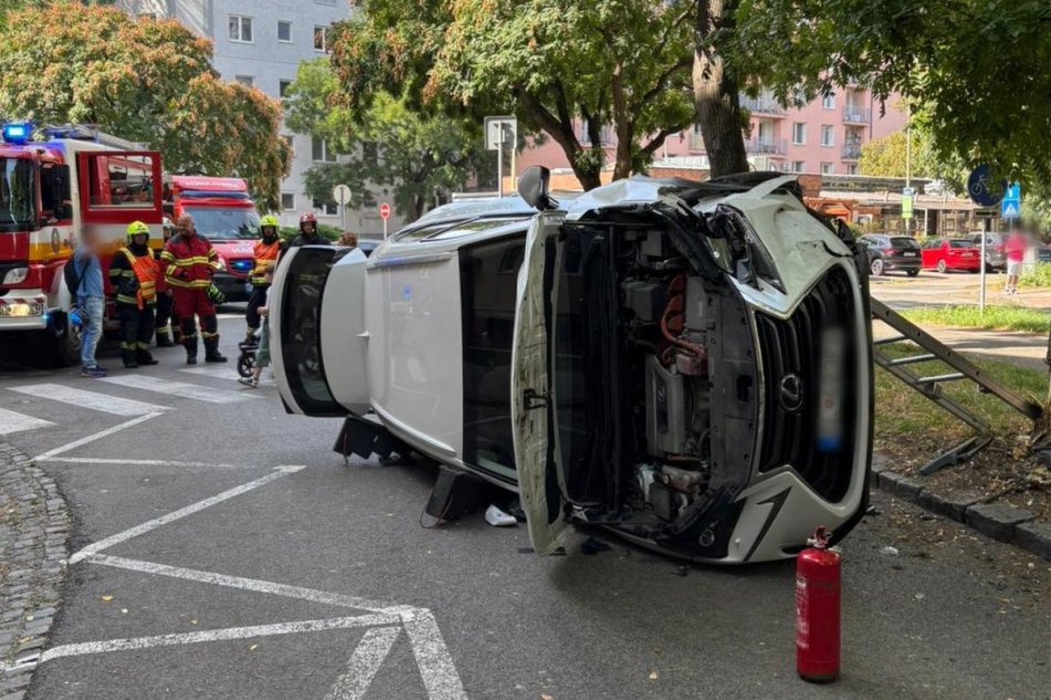 Lexus ostal po nehode prevrátený na boku