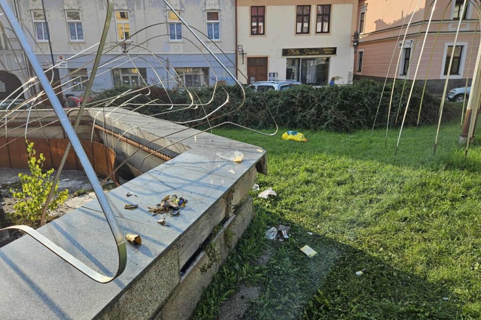 V OBRAZOCH: Zdevastovaný autorský projekt v centre Banskej Bystrice