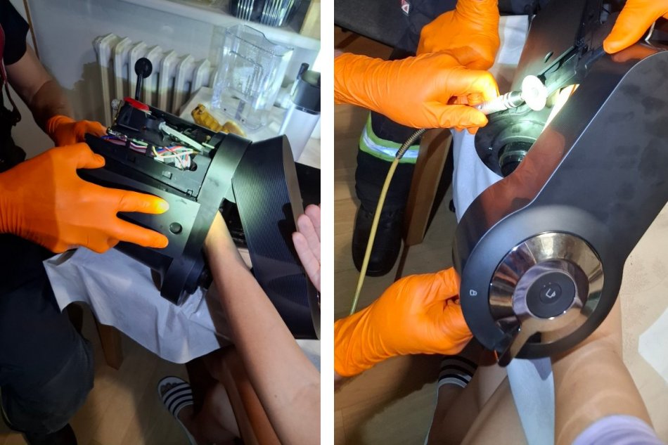 Žene sa zasekla ruka v kávovare