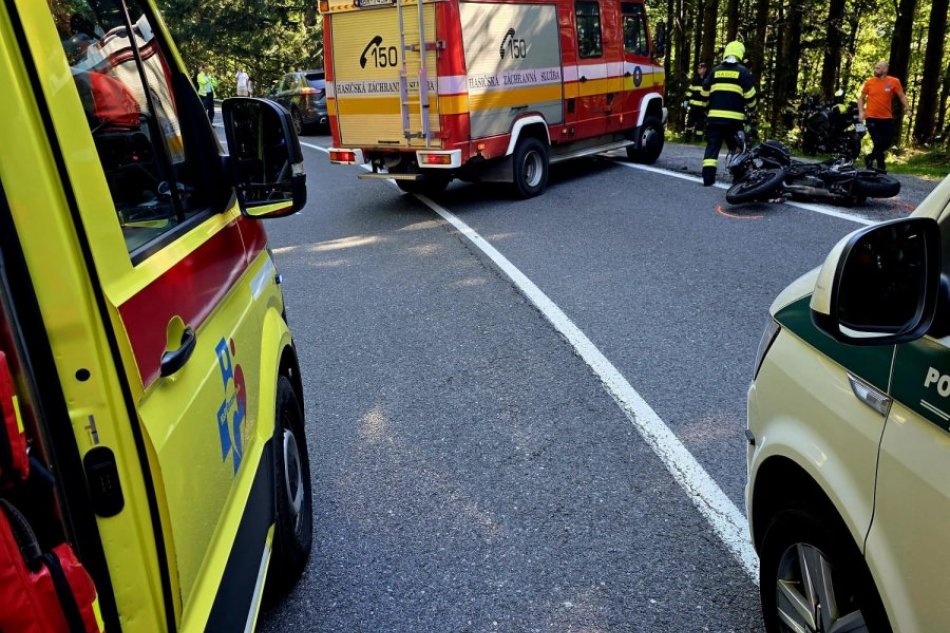 V OBRAZOCH: Nehoda auta a motoriek na horskom priechode