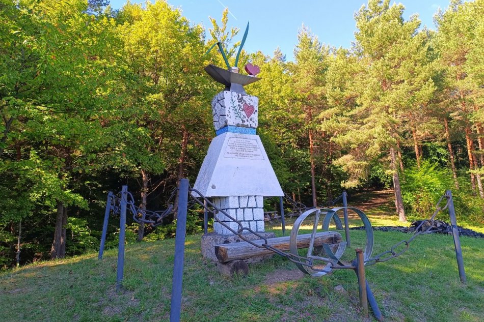 V OBRAZOCH: Pomník starých mládencov je európskou raritou