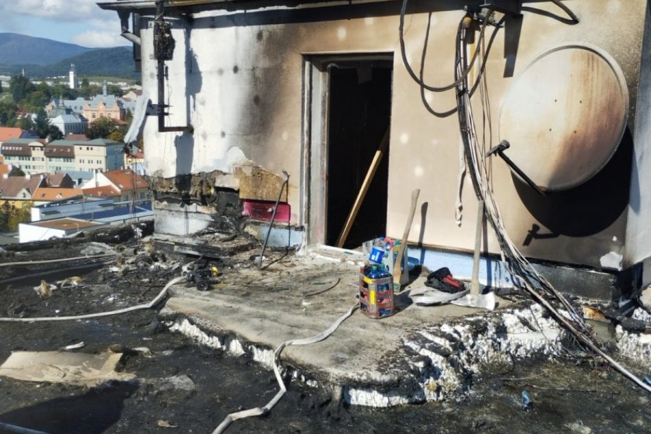 V OBRAZOCH: Desivé následky požiaru balkóna v paneláku