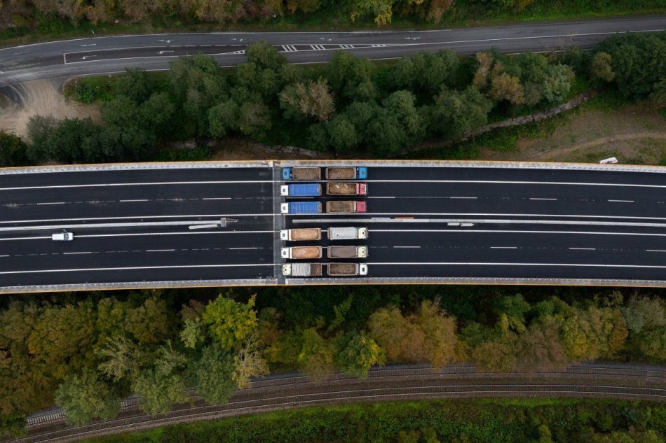 V OBRAZOCH: Testovanie zaťaženia najdlhšej slovenskej estakády