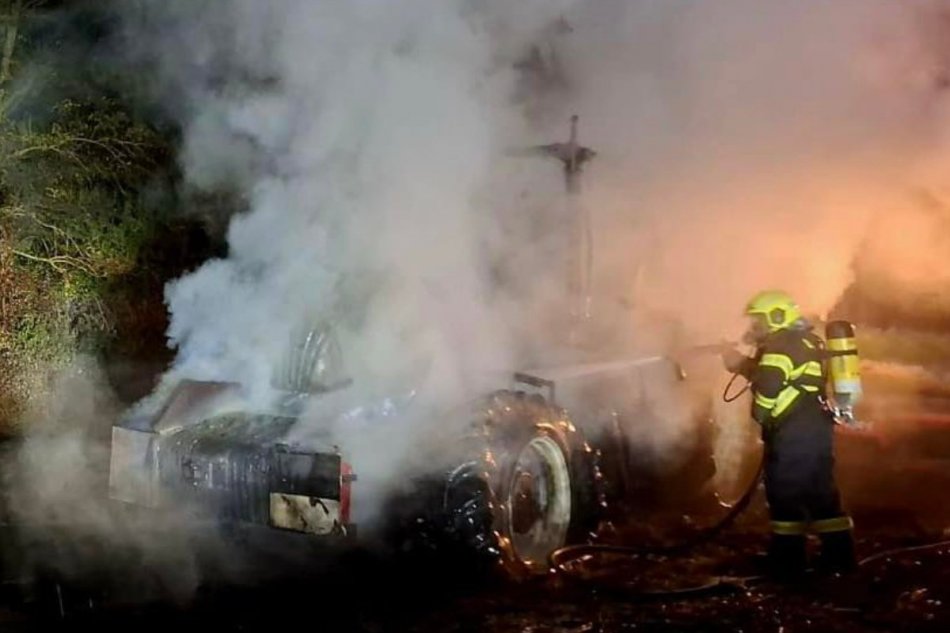 Traktor zhorel priamo na poli