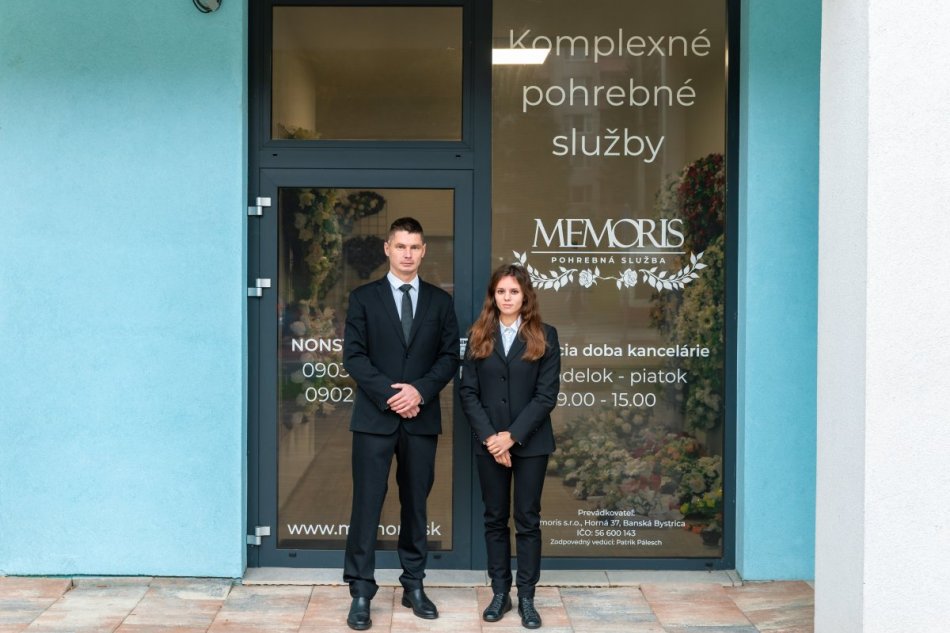V OBRAZOCH: Patrik vedie vlastnú pohrebnú službu